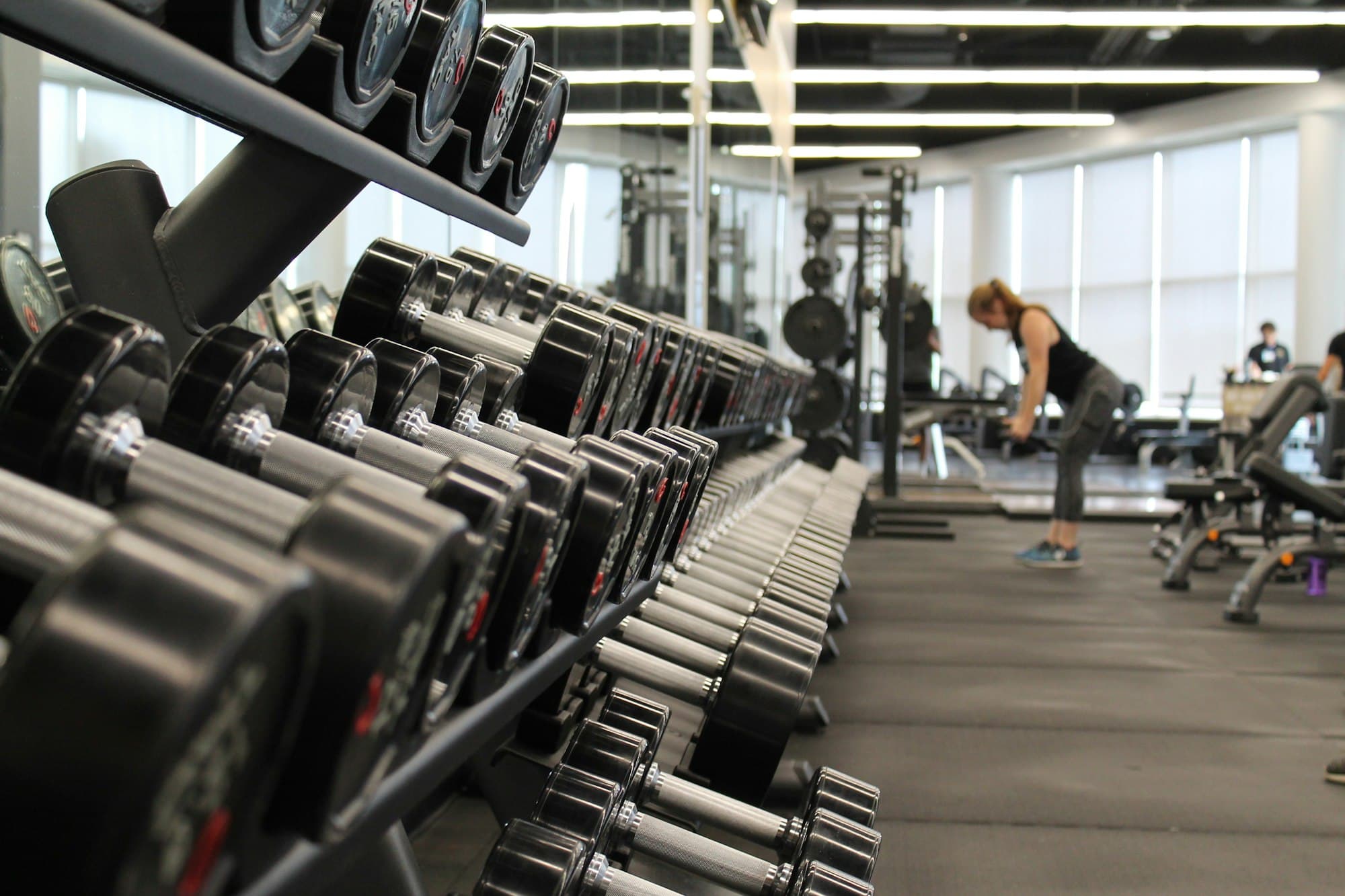 Sala de musculação com alunos treinando
